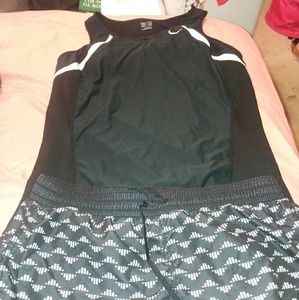 Women med Nike shirt and med old navy shorts